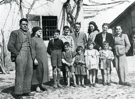 Foto d'infanzia o schematica di una famiglia siciliana degli anni '60