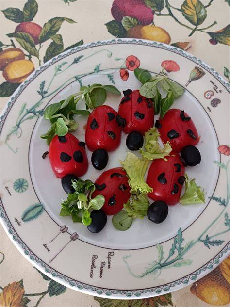 Coccinelle giocose in un prato