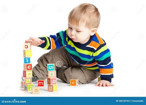 Bambino che gioca con lettere mobili
