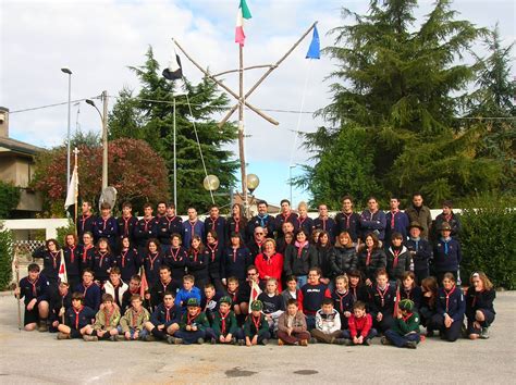 Bambine scout in cerchio in natura