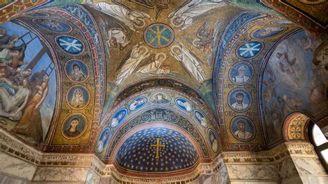Interno della Chiesa di San Giuseppe con affreschi e mosaici