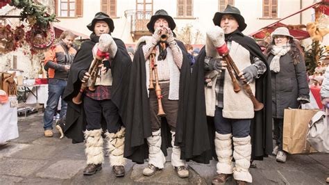 Zampognari che suonano in un borgo italiano durante il periodo natalizio