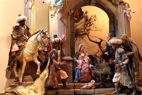foto di un presepe moderno con elementi simbolici come l'Albero di Jesse o i pastori