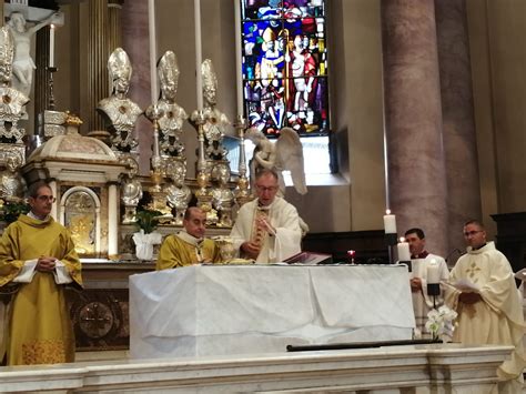 foto della consacrazione di un altare con unzione con sacro crisma