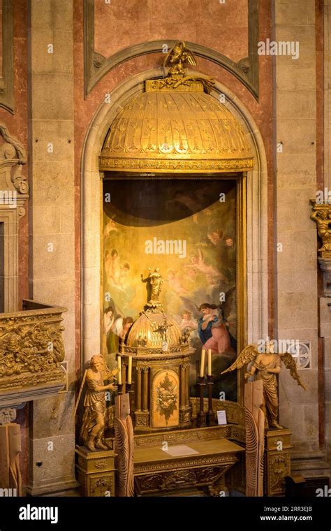 altare laterale con statua di un santo patrono e fiori