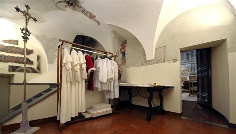 Interno della Stanza delle Lacrime con abiti papali