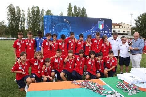 Foto di giovani calciatori del Coiano Santa Lucia in allenamento o durante una partita