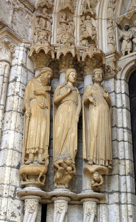 Dettaglio delle sculture del portale centrale della Cattedrale di Saint-Étienne di Auxerre
