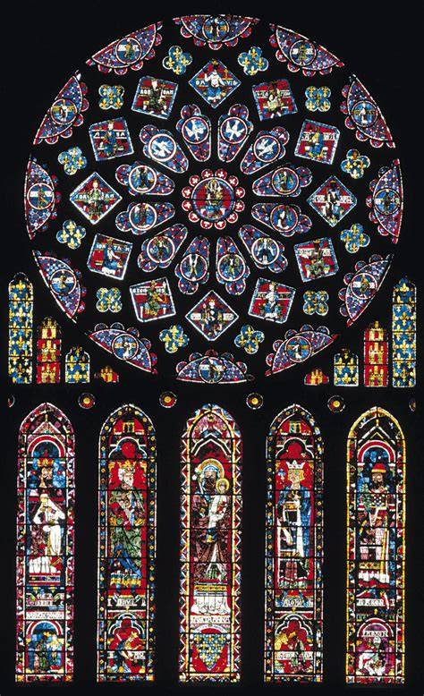 Interno della Cattedrale di Saint-Étienne di Auxerre con le vetrate policrome