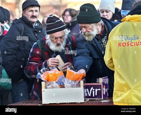 Volontari impegnati nella preparazione di pasti per persone bisognose, simbolo di solidarietà