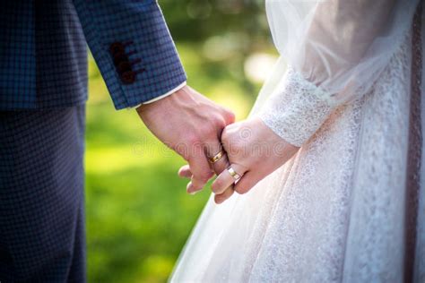 Coppia di sposi che si tengono per mano, simboleggiando amore, rispetto e sostegno reciproco
