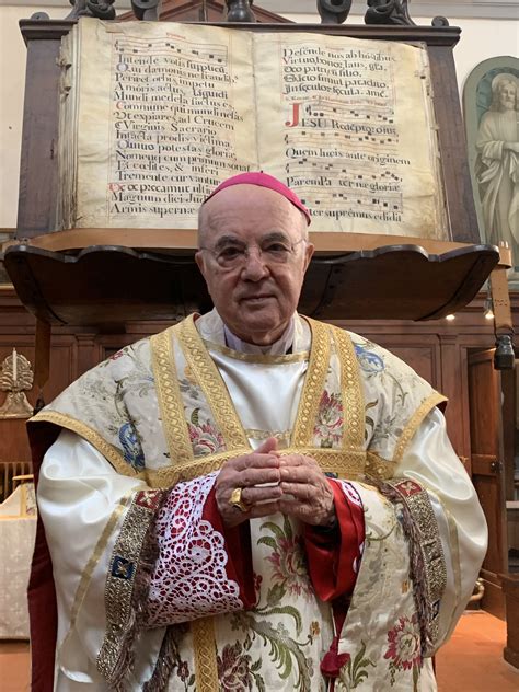 Ritratto dell'Arcivescovo Carlo Maria Viganò in abiti episcopali