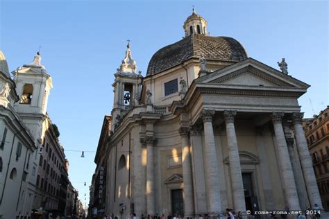 Veduta frontale della Chiesa di Santa Maria dei Miracoli in Piazza del Popolo a Roma