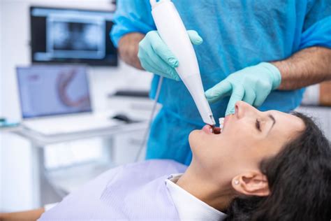 Foto di apparecchiature dentistiche moderne come la Tac 3D e lo scanner intraorale