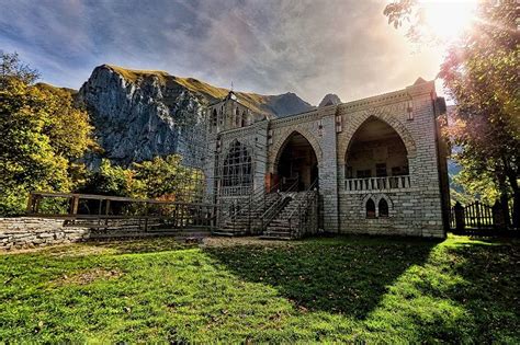 l'Eremo di San Leonardo in pietra immerso nella natura