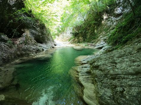 veduta delle Gole del Salinello con rocce e vegetazione autunnale