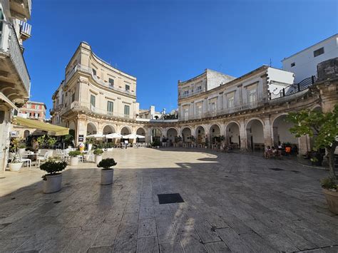 Veduta panoramica di Piazza Maria Immacolata con i suoi elementi architettonici e il verde urbano