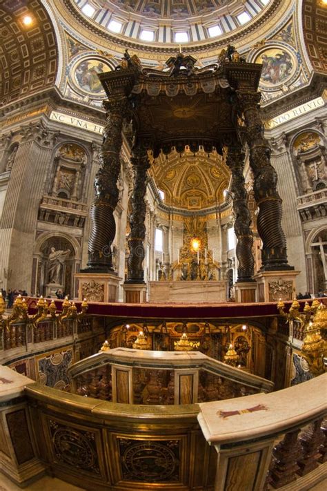 Interno della chiesa con l'altare maggiore e la statua della Madonna di Loreto
