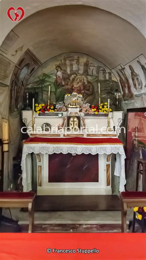 Dettaglio delle statue in terracotta policroma all'interno di una delle cappelle del Santuario