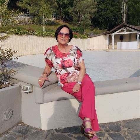 Dettaglio della mano di Marta che sfiora il volto di Lazzaro, evidenziando la tenerezza e il realismo dell'espressione.