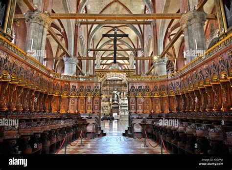 Interno della Cattedrale dell'Abbazia con coro ligneo e tele