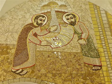 Marko Rupnik al lavoro sul mosaico con i suoi collaboratori