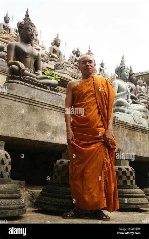 Monaco buddista Theravada in abito arancione in un tempio