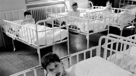 Foto storica dei bambini ricoverati a Villa Azzurra, legati ai letti