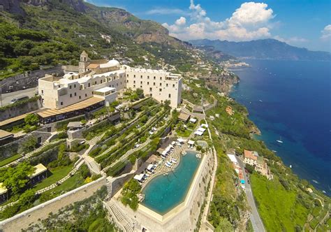 Veduta panoramica del Monastero Santa Rosa Hotel & Spa a Conca dei Marini, Costiera Amalfitana