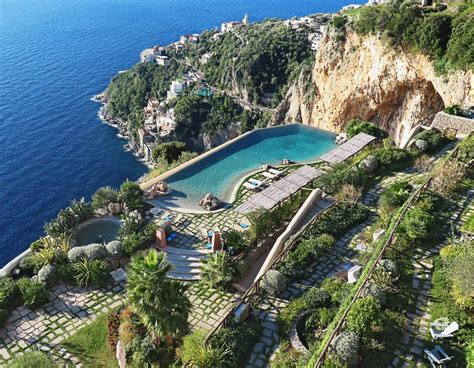 Interno di una suite al Monastero Santa Rosa con vista mare