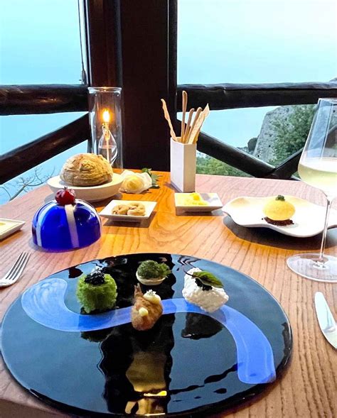 Piatto gourmet del ristorante Il Refettorio con vista sulla Costiera