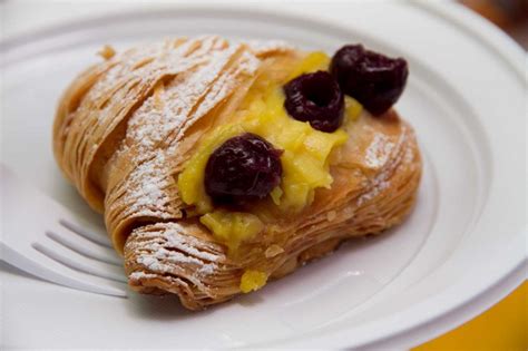Foto di una sfogliatella Santa Rosa classica e una rivisitata