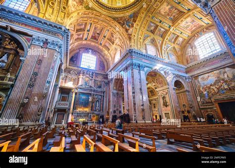 Foto interna del Santuario con vista della navata e della cupola