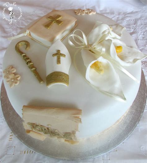 Torta di Cresima elegantemente decorata con elementi simbolici