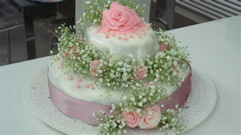 Esempi di fiori e foglie in pasta di zucchero per decorazioni di torte