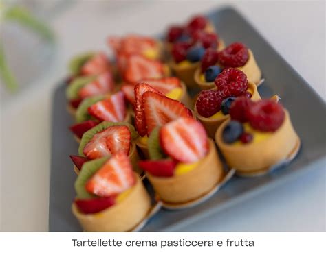 Assortimento di dolci mignon e monoporzioni per buffet