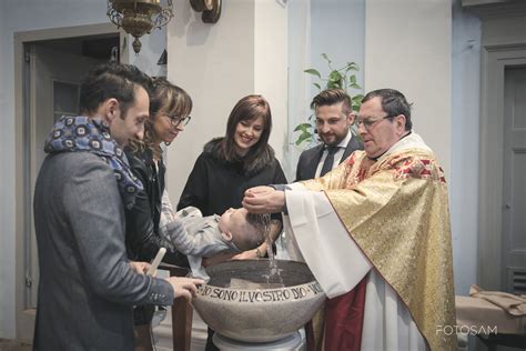 Foto di bambini che giocano allegramente durante una festa di battesimo con animatori