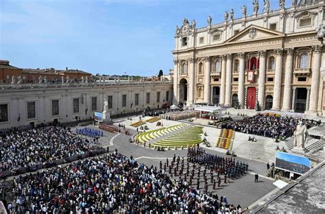 Foto della folla radunata in Piazza San Pietro per la Pasqua