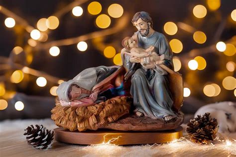 Il Papa Francesco contempla un presepe