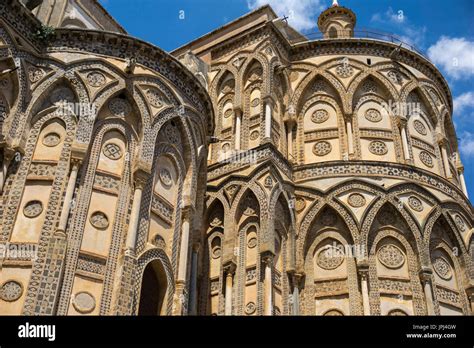 Vista esterna del Duomo di Monreale, con le due torri campanarie e le absidi posteriori decorate.