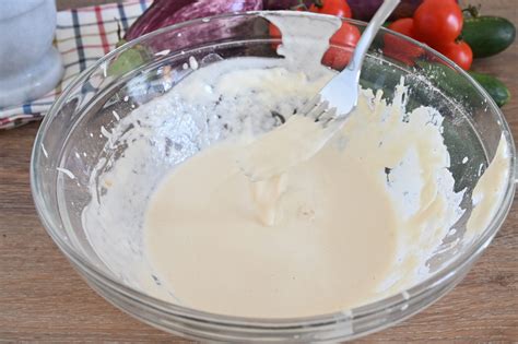 Ingredienti per la pastella delle frittelle disposti su un piano di lavoro