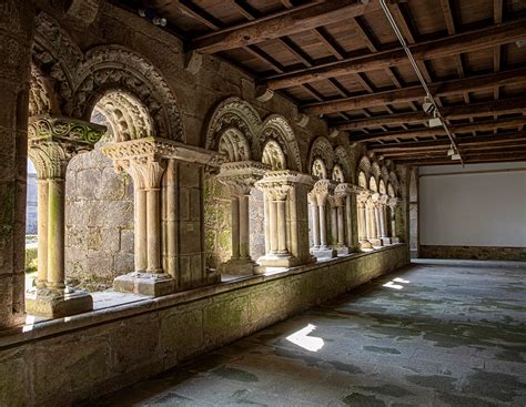 Interno della Colexiata de Santa María de Sar con i suoi pilastri inclinati