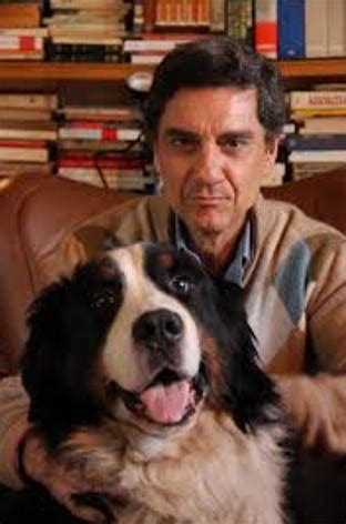 Foto di Marco Tullio Barboni, seduto con il suo cane o durante una presentazione del libro.