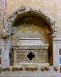 Dettaglio della lastra sepolcrale e della zona circostante