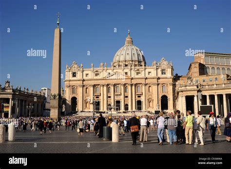 Foto panoramica della Basilica di San Pietro e della Piazza San Pietro con la folla
