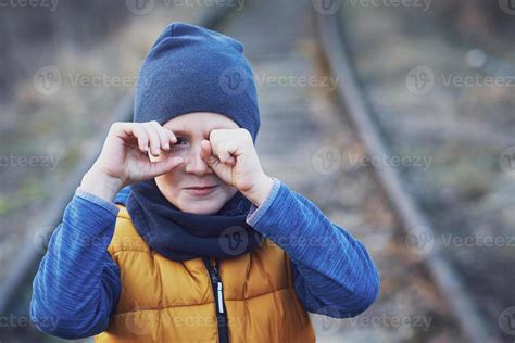 immagine di un bambino in un atteggiamento contemplativo e sereno