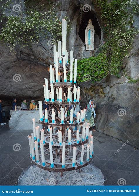 Rappresentazione della Madonna di Lourdes e Bernadette Soubirous alla Grotta di Massabielle