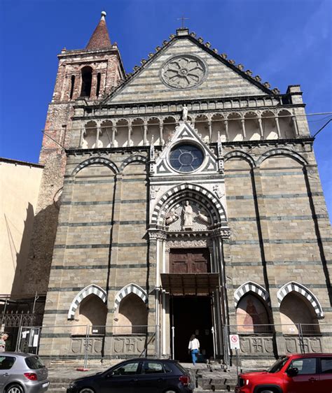 Facciata della Chiesa di San Paolo a Pistoia in stile gotico fiorentino