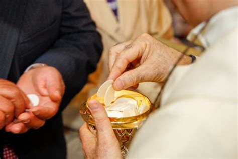 Immagine di una celebrazione eucaristica durante un rito funebre.