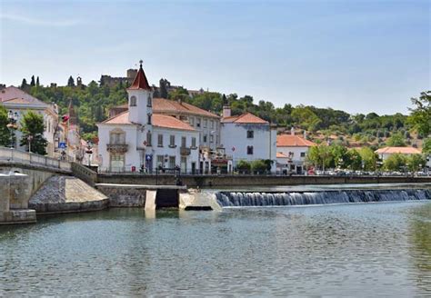 Panorama della città di Tomar con il fiume Nabão
